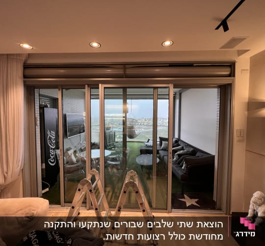 תריסים סגורים על חלון זכוכית גדול במרפסת